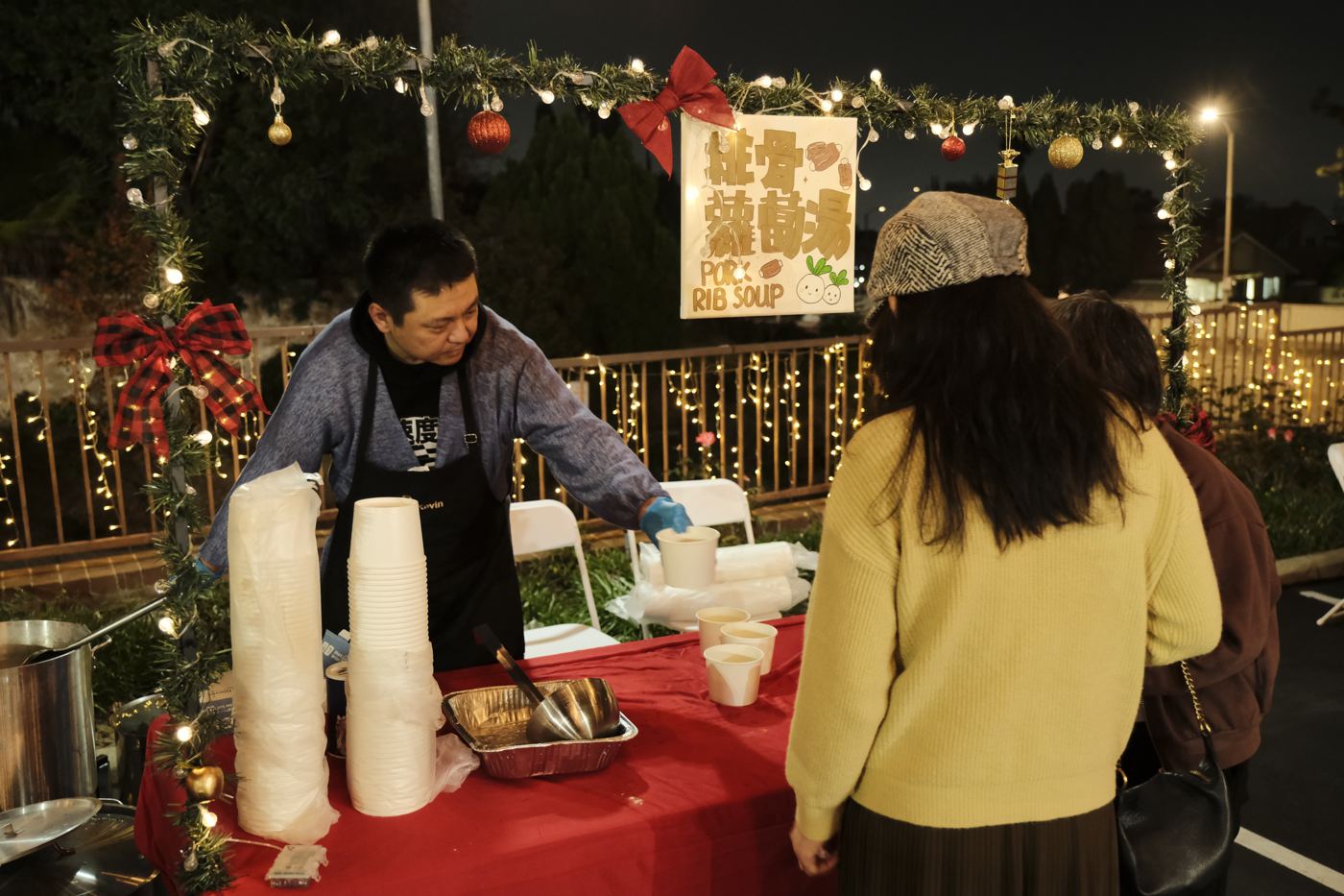 弟兄在攤位準備熱飲